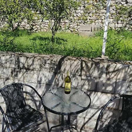 Stikovica شقة